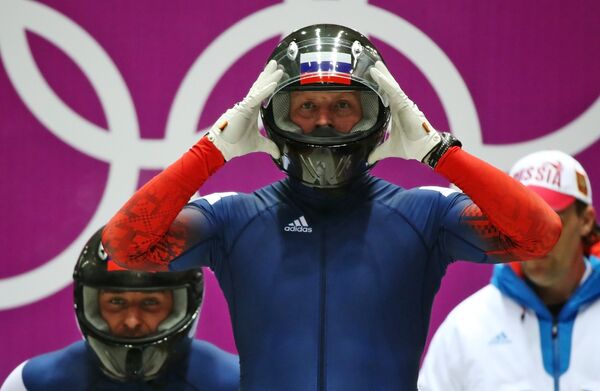 Александр Зубков (Россия) на старте второго заезда двоек на соревнованиях по бобслею Александр Зубков (Россия) на старте второго заезда двоек на соревнованиях по бобслею