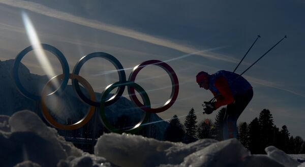 Спортсмен на тренировке национальных сборных по лыжным гонкам перед началом XXII зимних Олимпийских игр в Сочи Спортсмен на тренировке национальных сборных по лыжным гонкам перед началом XXII зимних Олимпийских игр в Сочи