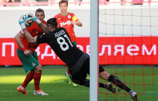 Вратарь Локомотива Илья Абаев (на первом плане) вместе с защитником команды Яном Дюрицей Вратарь Локомотива Илья Абаев (на первом плане) вместе с защитником команды Яном Дюрицей