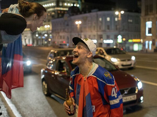Болельщики празднуют победу сборной России по хоккею Болельщики празднуют победу сборной России по хоккею