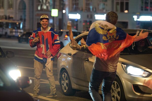 Болельщики празднуют победу сборной России по хоккею Болельщики празднуют победу сборной России по хоккею