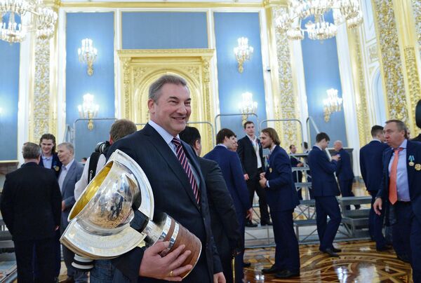 Владислав Третьяк (в центре) Владислав Третьяк (в центре)