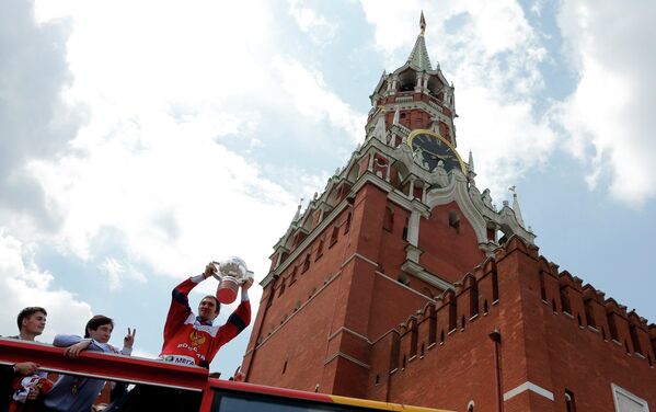 Хоккеисты сборной России Андрей Локтионов, Данис Зарипов, Александр Овечкин (слева направо) возле Кремля во время торжественных мероприятий по случаю победы на чемпионате мира по хоккею 2014 Хоккеисты сборной России Андрей Локтионов, Данис Зарипов, Александр Овечкин (слева направо) возле Кремля во время торжественных мероприятий по случаю победы на чемпионате мира по хоккею 2014