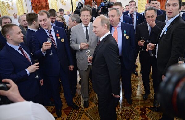 Владимир Путин (в центре) Владимир Путин (в центре)
