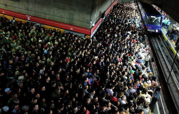 Пассажиры в метро Сан-Паулу Пассажиры в метро Сан-Паулу