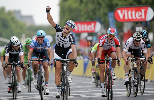 Марсель Киттель из команды Giant-Shimano (в черном) выиграл 21-й этап многодневки Тур де Франс, норвежец Александр Кристофф (в красном) из команды Катюша стал вторым. Марсель Киттель из команды Giant-Shimano (в черном) выиграл 21-й этап многодневки Тур де Франс, норвежец Александр Кристофф (в красном) из команды Катюша стал вторым.