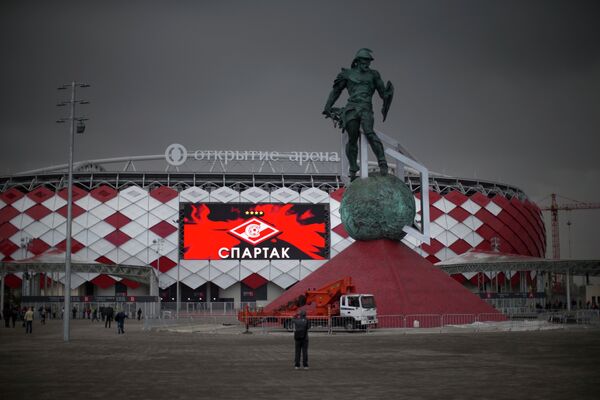 Вид на новый стадион Спартака Открытие арена и скульптуру гладиатора Спартака Вид на новый стадион Спартака Открытие арена и скульптуру гладиатора Спартака