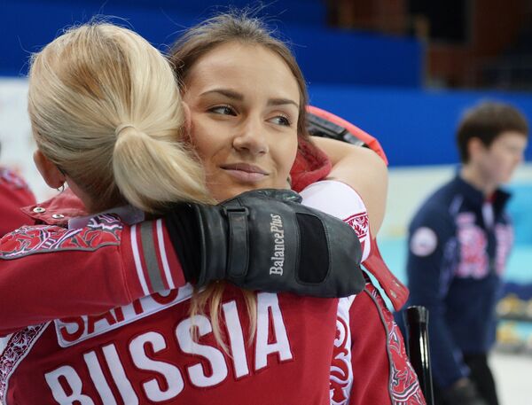 Игроки сборной России Александра Саитова и Анна Сидорова Игроки сборной России Александра Саитова и Анна Сидорова