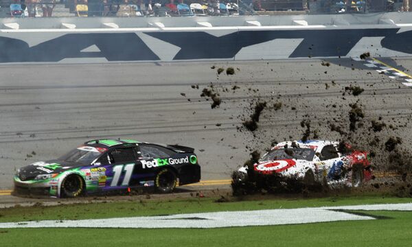 Пилоты Дэнни Хэмлин и Кайл Ларсон (справа) во время этапа серии NASCAR Sprint Cup Series на трассе Дайтона Бич Пилоты Дэнни Хэмлин и Кайл Ларсон (справа) во время этапа серии NASCAR Sprint Cup Series на трассе Дайтона Бич