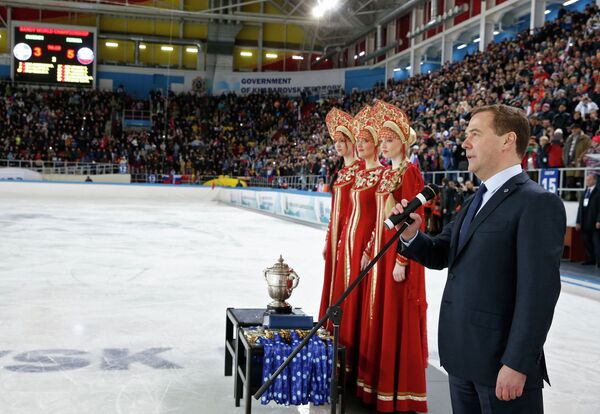4 апреля 2015. Председатель правительства России Дмитрий Медведев поздравляет сборную России по хоккею с мячом 4 апреля 2015. Председатель правительства России Дмитрий Медведев поздравляет сборную России по хоккею с мячом