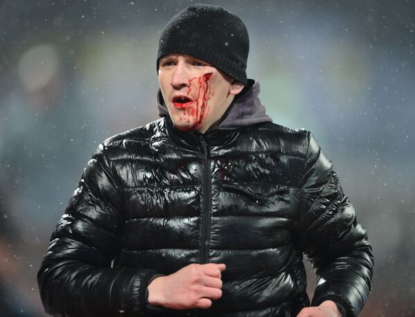 Болельщик во время драки Болельщик во время драки