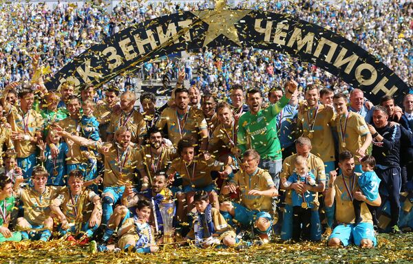 ФК Зенит празднует победу в чемпионате России по футболу среди клубов Премьер-лиги ФК Зенит празднует победу в чемпионате России по футболу среди клубов Премьер-лиги