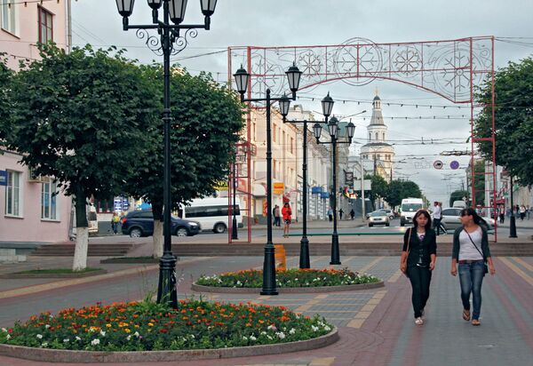 Жители Чебоксар проходят по бульвару купца Ефремова Жители Чебоксар проходят по бульвару купца Ефремова