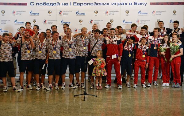 Спортсмены на торжественной церемонии встречи сборной России, прибывшей с I Европейских игр, в аэропорту Шереметьево-2 Спортсмены на торжественной церемонии встречи сборной России, прибывшей с I Европейских игр, в аэропорту Шереметьево-2