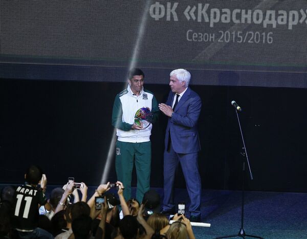 Генеральный директор ФК Краснодар Владимир Хашиг (справа) вручает приз лучшему игроку ФК Краснодар Одилу Ахмедову Генеральный директор ФК Краснодар Владимир Хашиг (справа) вручает приз лучшему игроку ФК Краснодар Одилу Ахмедову