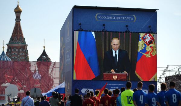 Видео-мост президента Российской Федерации Владимира Путина с участниками футбольного турнира во время мероприятий в рамках празднования 1000 дней до ЧМ-2018 в России Видео-мост президента Российской Федерации Владимира Путина с участниками футбольного турнира во время мероприятий в рамках празднования 1000 дней до ЧМ-2018 в России