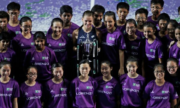 Полька Агнешка Радваньская с главным трофеем женского итогового турнира WTA в Сингапуре Полька Агнешка Радваньская с главным трофеем женского итогового турнира WTA в Сингапуре