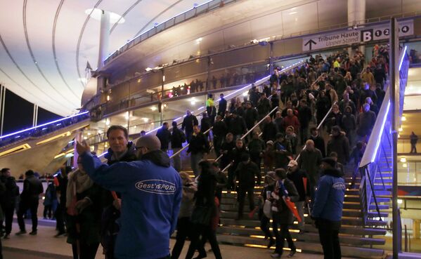 Зрители на стадионе Stade de France после серии взрывов в окрестностях стадиона Зрители на стадионе Stade de France после серии взрывов в окрестностях стадиона