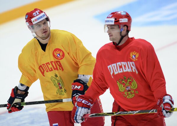 Форвард сборной России по хоккею Сергей Широков (слева) и защитник Егор Яковлев Форвард сборной России по хоккею Сергей Широков (слева) и защитник Егор Яковлев