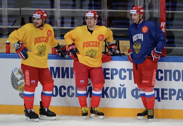 Хоккеисты сборной России Андрей Зубарев, Сергей Широков и СКА Илья Ковальчук (слева направо) Хоккеисты сборной России Андрей Зубарев, Сергей Широков и СКА Илья Ковальчук (слева направо)