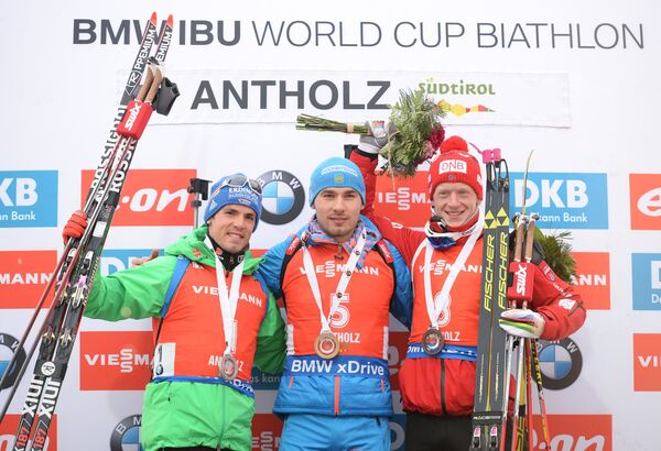 Слева направо: Симон Шемпп, Антон Шипулин и Йоханнес Бё Слева направо: Симон Шемпп, Антон Шипулин и Йоханнес Бё