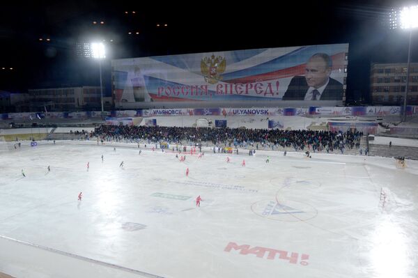 Перед началом матча группового этапа чемпионата мира по хоккею с мячом между сборными командами Казахстана и России в Ульяновске Перед началом матча группового этапа чемпионата мира по хоккею с мячом между сборными командами Казахстана и России в Ульяновске
