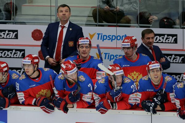 Главный тренер сборной России по хоккею Олег Знарок (слева на втором плане) Главный тренер сборной России по хоккею Олег Знарок (слева на втором плане)