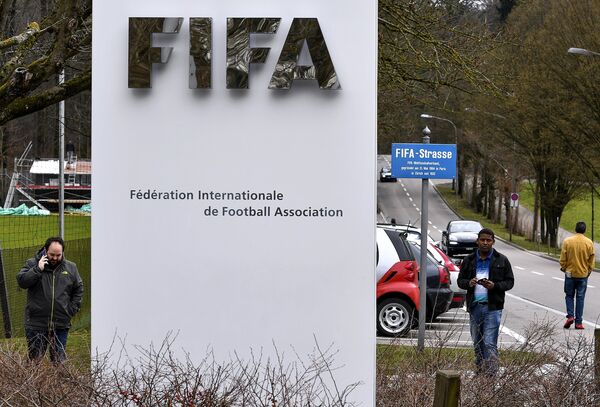 Журналисты у ворот Home of FIFA, закрытого для посетителей на время проведения Конгресса FIFA, в Цюрихе Журналисты у ворот Home of FIFA, закрытого для посетителей на время проведения Конгресса FIFA, в Цюрихе