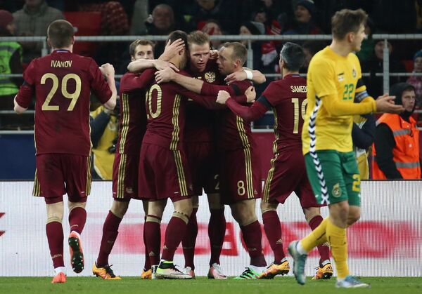 Игроки сборной России по футболу радуются забитому голу Игроки сборной России по футболу радуются забитому голу