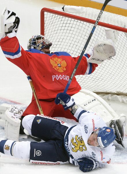 Вратарь сборной России Сергей Бобровский и форвард сборной Финляндии Леонид Комаров (внизу) Вратарь сборной России Сергей Бобровский и форвард сборной Финляндии Леонид Комаров (внизу)