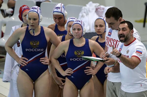 Главный тренер женской сборной России по водному поло Александр Гайдуков (справа) и игроки команды Главный тренер женской сборной России по водному поло Александр Гайдуков (справа) и игроки команды