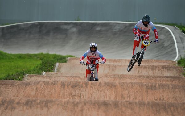 Спортсмены сборной России по велоспорту в дисциплине BMX Евгений Комаров (справа) и Александр Катышев во время тренировки Спортсмены сборной России по велоспорту в дисциплине BMX Евгений Комаров (справа) и Александр Катышев во время тренировки