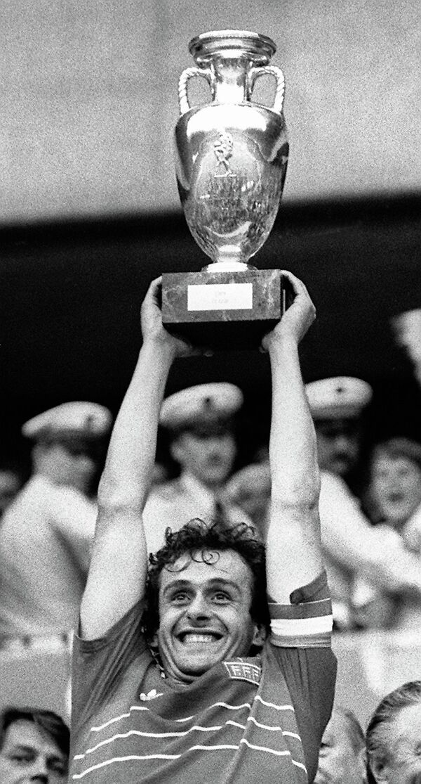 Полузащитник сборной Франции Мишель Платини с кубком, 1984 год Полузащитник сборной Франции Мишель Платини с кубком, 1984 год