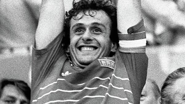 Полузащитник сборной Франции Мишель Платини с кубком, 1984 год Полузащитник сборной Франции Мишель Платини с кубком, 1984 год