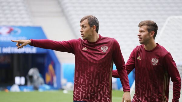 Нападающие сборной России Артем Дзюба (слева) и Федор Смолов 