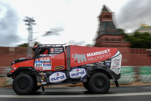 Экипаж команды MAMMOET RALLEY SPORT Мартина ван ден Бринка на машине RENAULT Экипаж команды MAMMOET RALLEY SPORT Мартина ван ден Бринка на машине RENAULT