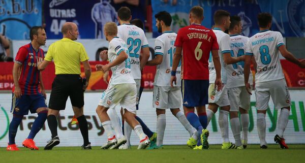 Игровой момент матча за Суперкубок России по футболу ЦСКА - Зенит Игровой момент матча за Суперкубок России по футболу ЦСКА - Зенит